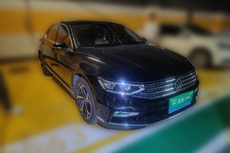 Used Volkswagen Magotan 2025 Revised Version Zhongxiang Edition 330TSI DSG Luxury Trim Front Right 45 Deg