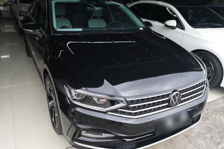 Used Volkswagen Magotan 2025 Revised Version Zhongxiang Edition 330TSI DSG Luxury Trim Front Right 45 Deg