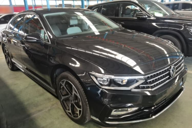Used Volkswagen Magotan 2025 Revised Version Zhongxiang Edition 330TSI DSG Luxury Trim Front Right 45 Deg