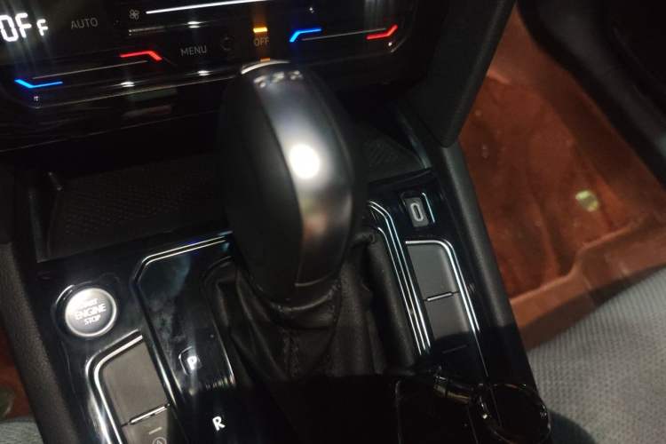 Used Volkswagen Magotan 2025 Zhongxiang Version 330TSI DSG Luxury Edition Gear Lever