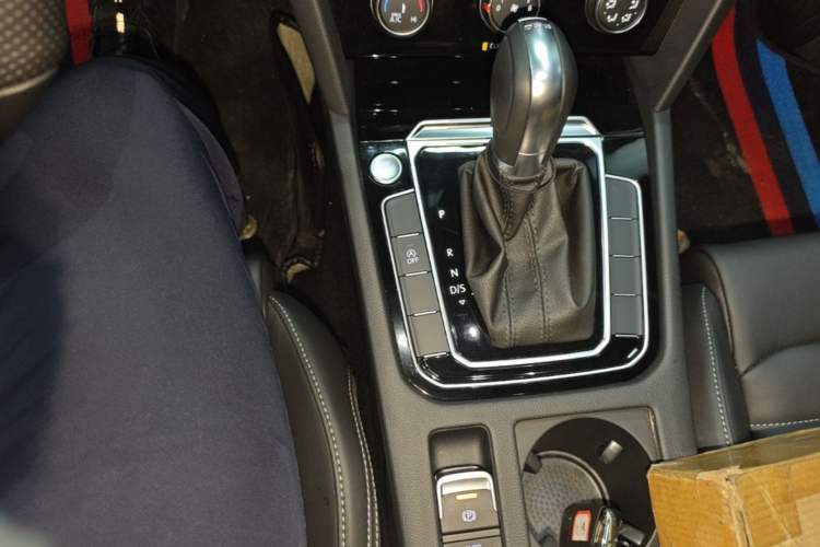 Used Volkswagen Magotan 2025 Zhongxiang Version 280TSI DSG Comfort Edition Gear Lever