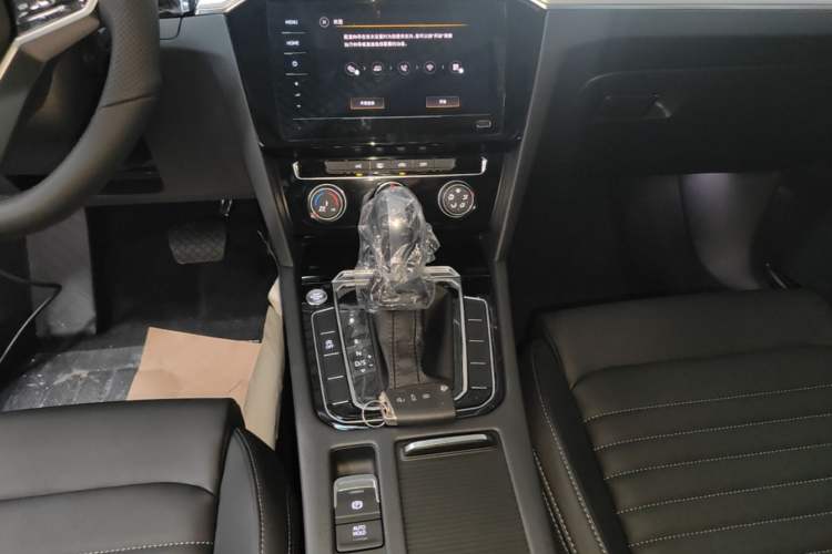 Used Volkswagen Magotan 2025 Zhongxiang Version 280TSI DSG Comfort Edition Gear Lever