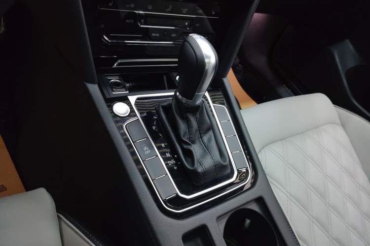 Used Volkswagen Magotan 2025 Zhongxiang Model 280TSI DSG Luxury Version Gear Lever
