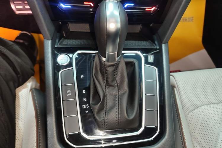 Used Volkswagen Magotan 2025 Revised Version Zhongxiang Edition 330TSI DSG Luxury Trim Gear Lever