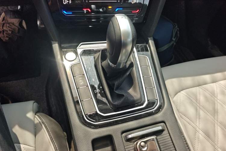 Used Volkswagen Magotan 2025 Zhongxiang Model 280TSI DSG Luxury Version Gear Lever