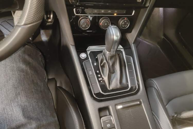 Used Volkswagen Magotan 2025 Zhongxiang Version 280TSI DSG Comfort Edition Gear Lever