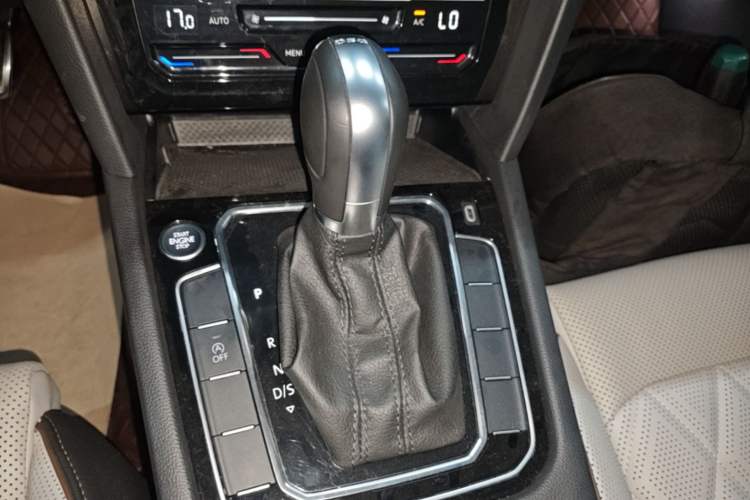 Used Volkswagen Magotan 2025 Zhongxiang Version 330TSI DSG Luxury Edition Gear Lever