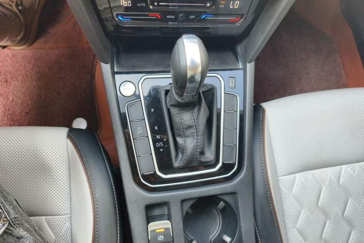 Used Volkswagen Magotan 2025 Revised Version 2 Zhongxiang Edition 330TSI DSG Luxury Trim Gear Lever