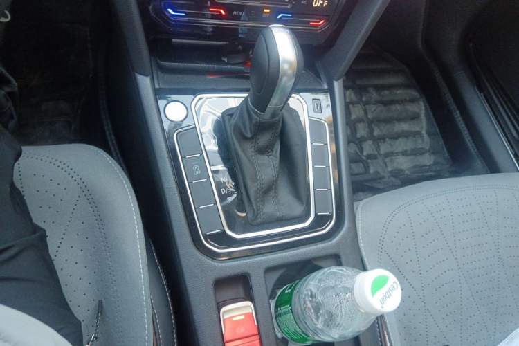 Used Volkswagen Magotan 2025 Revised Version Zhongxiang Edition 330TSI DSG Luxury Trim Gear Lever