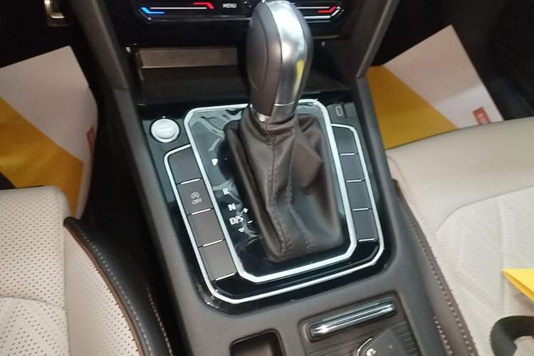 Used Volkswagen Magotan 2025 Zhongxiang Version 330TSI DSG Luxury Edition Gear Lever