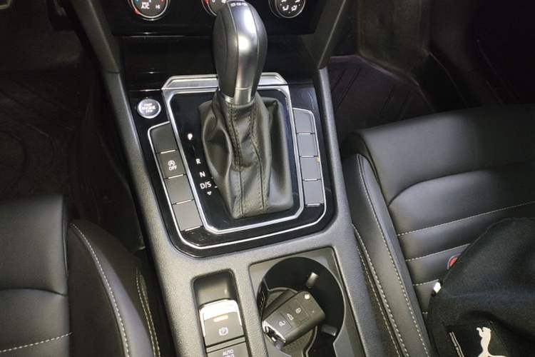 Used Volkswagen Magotan 2025 Zhongxiang Version 280TSI DSG Comfort Edition Gear Lever