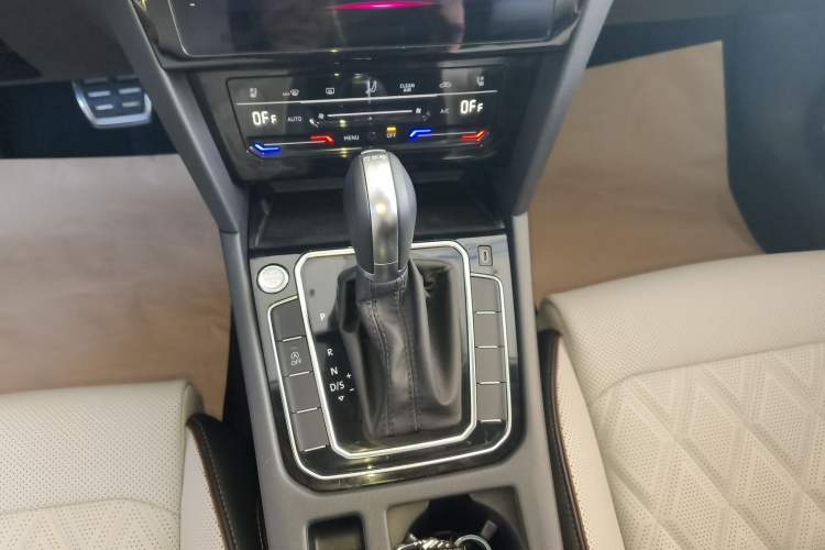 Used Volkswagen Magotan 2025 Revised Version Zhongxiang Edition 330TSI DSG Luxury Trim Gear Lever