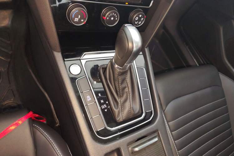 Used Volkswagen Magotan 2025 Zhongxiang Version 280TSI DSG Comfort Edition Gear Lever