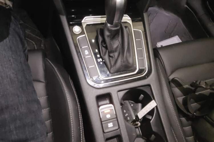 Used Volkswagen Magotan 2025 Zhongxiang Version 280TSI DSG Comfort Edition Gear Lever
