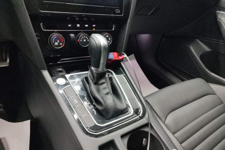 Used Volkswagen Magotan 2025 Zhongxiang Version 280TSI DSG Comfort Edition Gear Lever