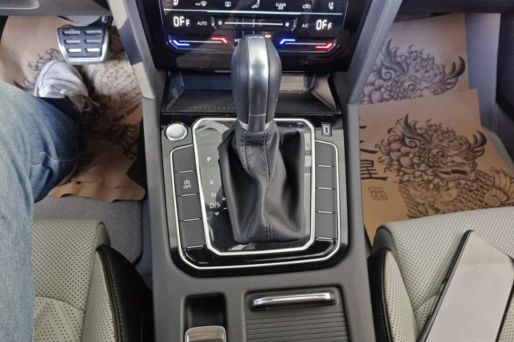 Used Volkswagen Magotan 2025 Zhongxiang Version 330TSI DSG Luxury Edition Gear Lever