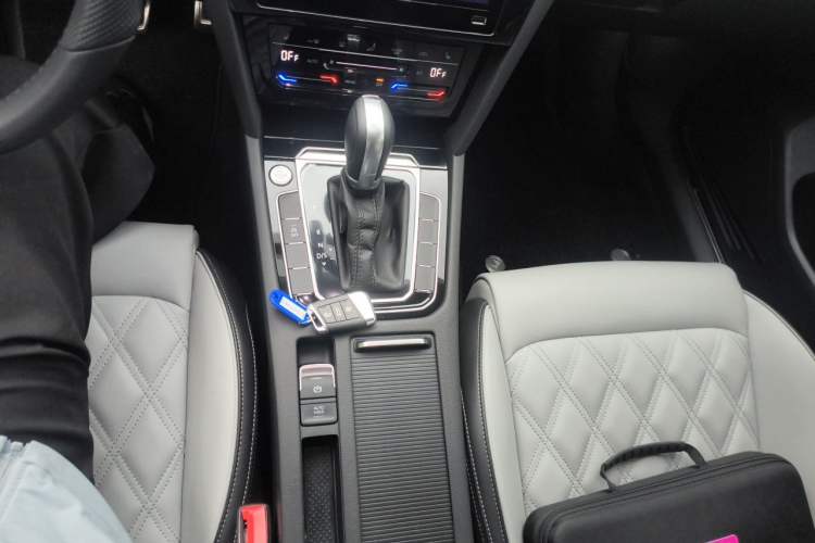 Used Volkswagen Magotan 2025 Zhongxiang Model 280TSI DSG Luxury Version Gear Lever