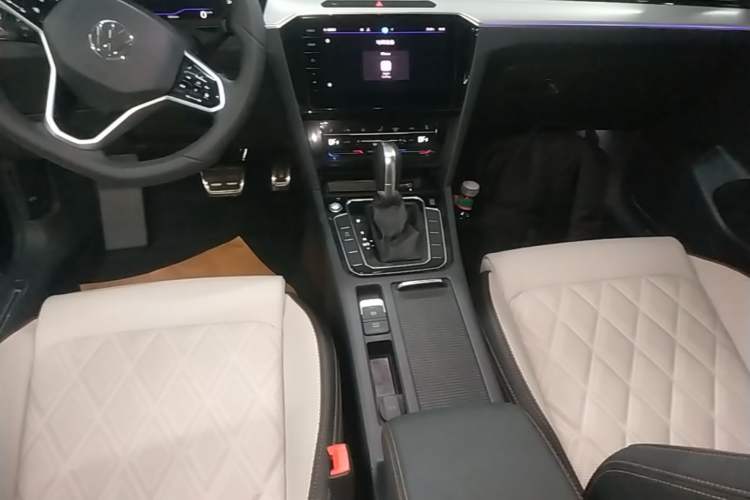 Used Volkswagen Magotan 2025 Revised Version Zhongxiang Edition 330TSI DSG Luxury Trim Gear Lever