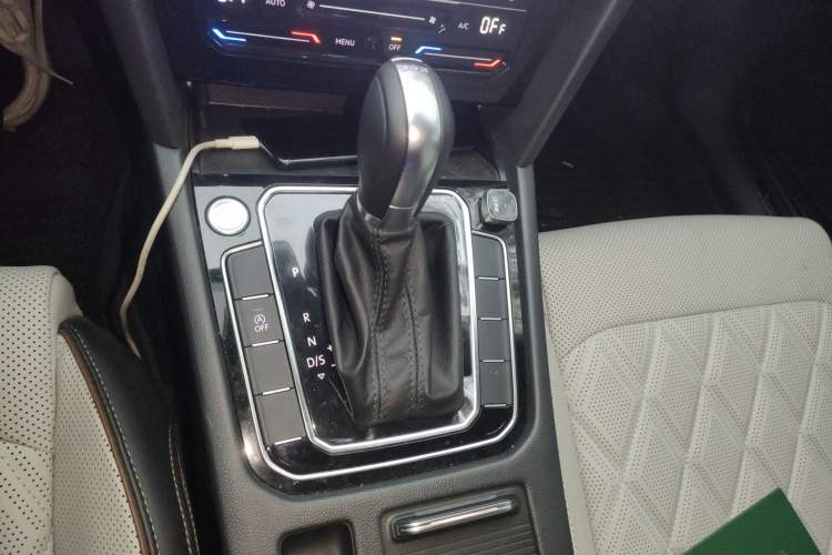 Used Volkswagen Magotan 2025 Revised Version 2 Zhongxiang Edition 330TSI DSG Luxury Trim Gear Lever