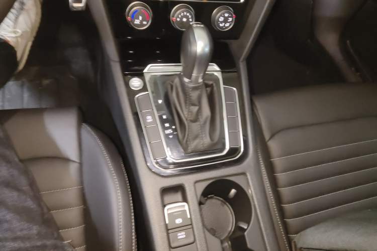 Used Volkswagen Magotan 2025 Zhongxiang Version 280TSI DSG Comfort Edition Gear Lever