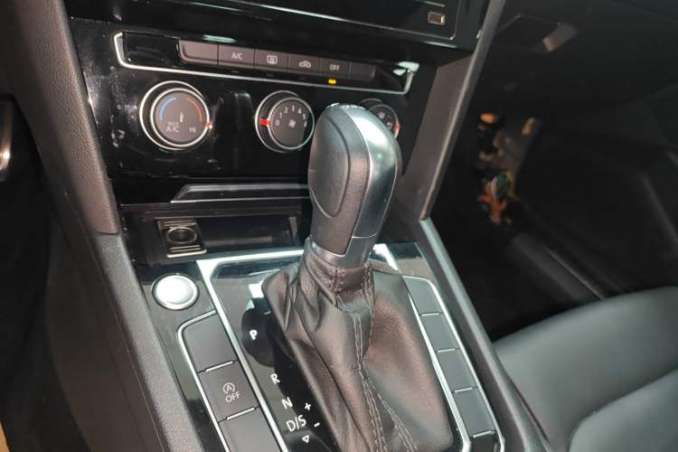 Used Volkswagen Magotan 2025 Zhongxiang Version 280TSI DSG Comfort Edition Gear Lever