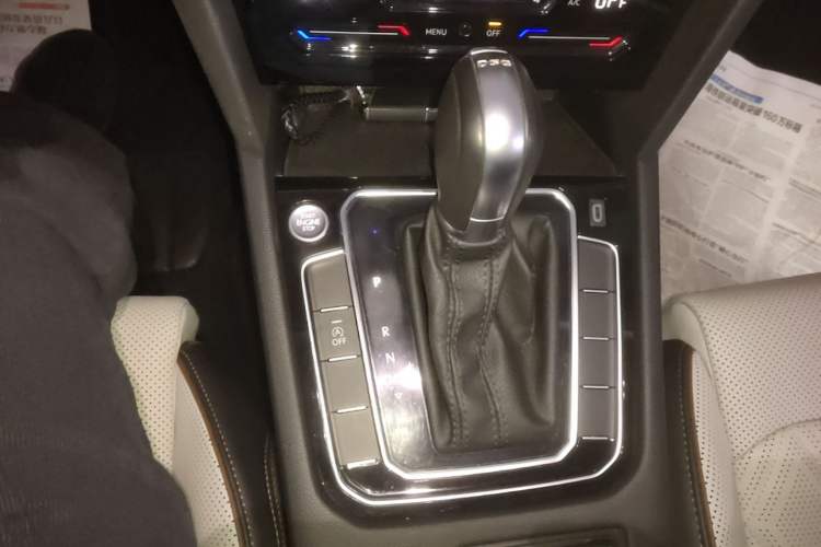 Used Volkswagen Magotan 2025 Zhongxiang Version 330TSI DSG Luxury Edition Gear Lever