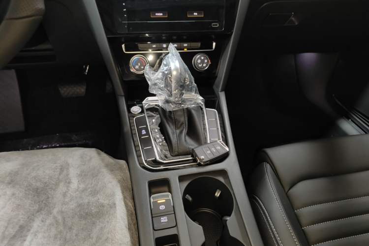 Used Volkswagen Magotan 2025 Zhongxiang Version 280TSI DSG Comfort Edition Gear Lever