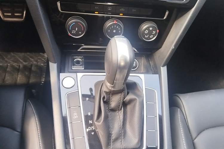 Used Volkswagen Magotan 2025 Zhongxiang Version 280TSI DSG Comfort Edition Gear Lever