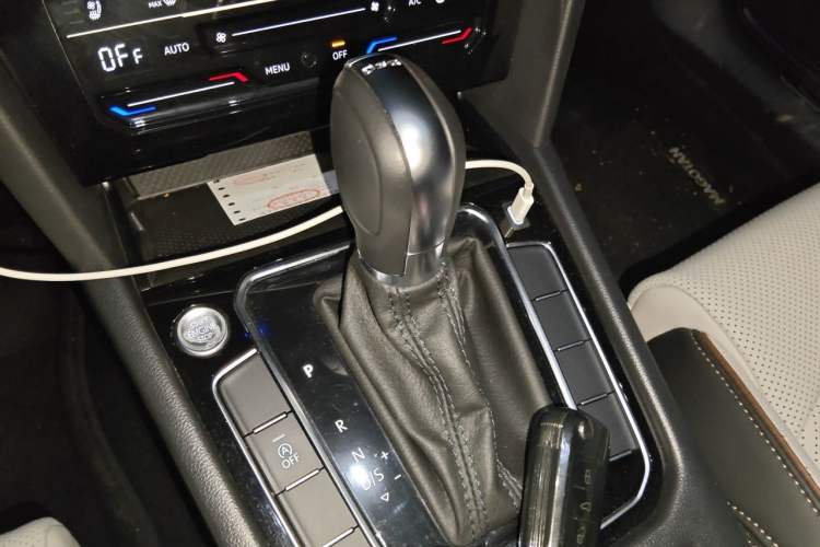 Used Volkswagen Magotan 2025 Revised Version Zhongxiang Edition 330TSI DSG Luxury Trim Gear Lever