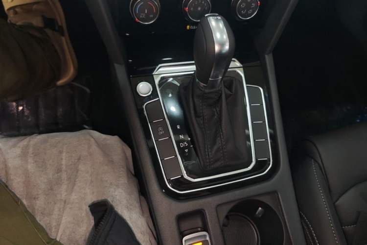 Used Volkswagen Magotan 2025 Zhongxiang Version 280TSI DSG Comfort Edition Gear Lever
