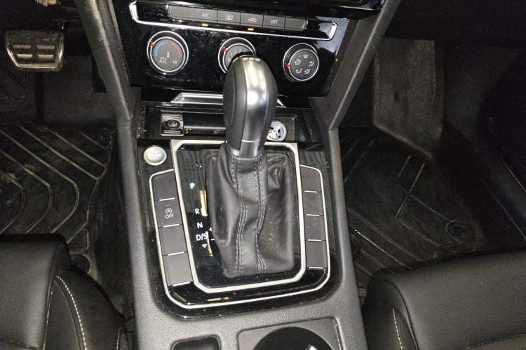 Used Volkswagen Magotan 2025 Zhongxiang Version 280TSI DSG Comfort Edition Gear Lever