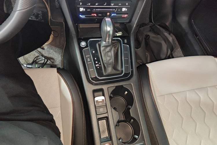 Used Volkswagen Magotan 2025 Revised Version 2 Zhongxiang Edition 330TSI DSG Luxury Trim Gear Lever