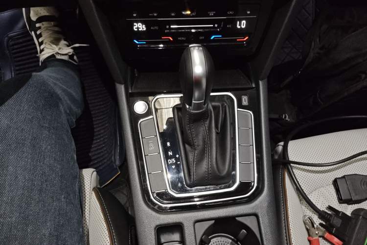 Used Volkswagen Magotan 2025 Revised Version Zhongxiang Edition 330TSI DSG Luxury Trim Gear Lever