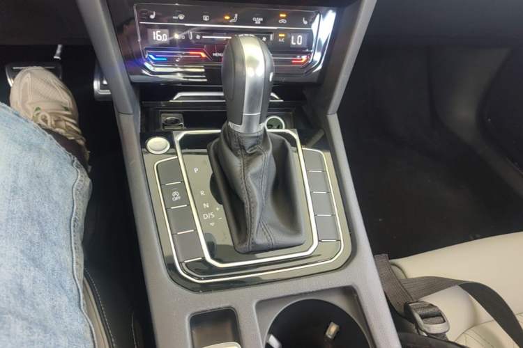 Used Volkswagen Magotan 2025 Revised Version Zhongxiang Edition 280TSI DSG Luxury Trim Gear Lever