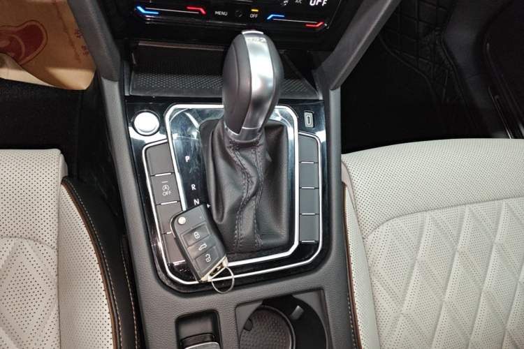 Used Volkswagen Magotan 2025 Zhongxiang Version 330TSI DSG Luxury Edition Gear Lever
