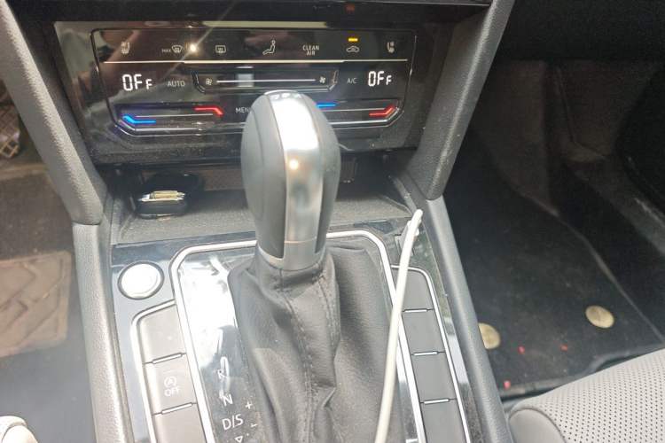 Used Volkswagen Magotan 2025 Revised Version 2 Zhongxiang Edition 330TSI DSG Luxury Trim Gear Lever