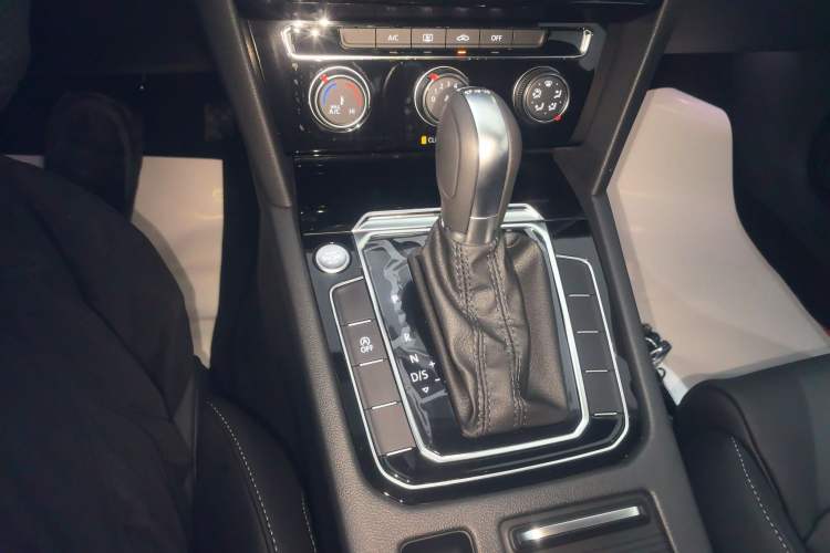 Used Volkswagen Magotan 2025 Zhongxiang Version 280TSI DSG Comfort Edition Gear Lever