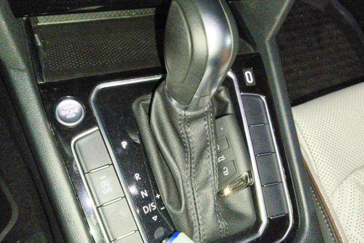 Used Volkswagen Magotan 2025 Revised Version Zhongxiang Edition 330TSI DSG Luxury Trim Gear Lever