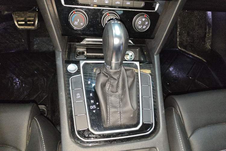Used Volkswagen Magotan 2025 Zhongxiang Version 280TSI DSG Comfort Edition Gear Lever