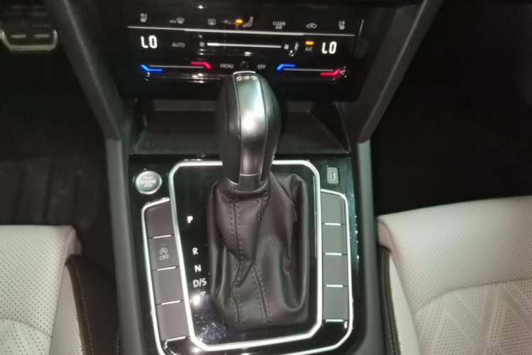 Used Volkswagen Magotan 2025 Zhongxiang Version 330TSI DSG Luxury Edition Gear Lever