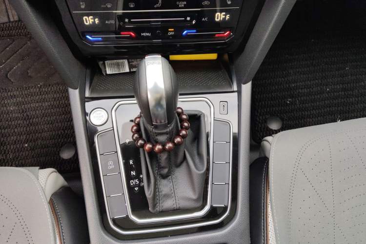 Used Volkswagen Magotan 2025 Zhongxiang Version 330TSI DSG Luxury Edition Gear Lever