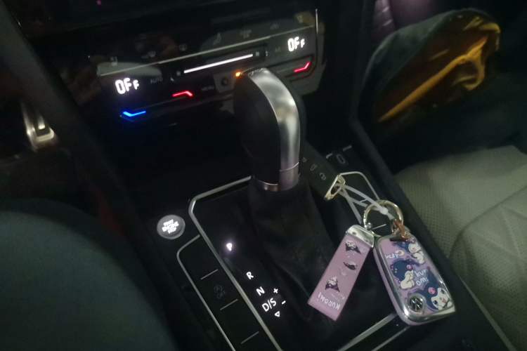 Used Volkswagen Magotan 2025 Zhongxiang Version 330TSI DSG Luxury Edition Gear Lever