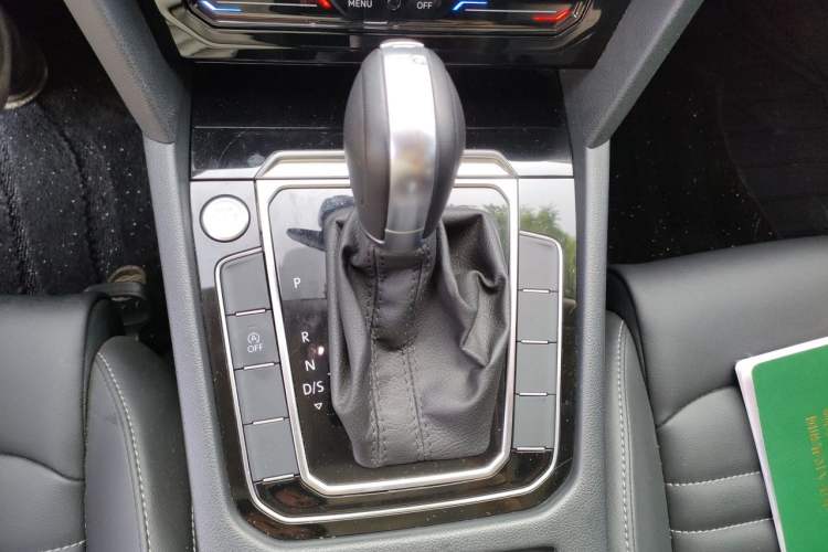 Used Volkswagen Magotan 2025 Zhongxiang Version 280TSI DSG Comfort Edition Gear Lever