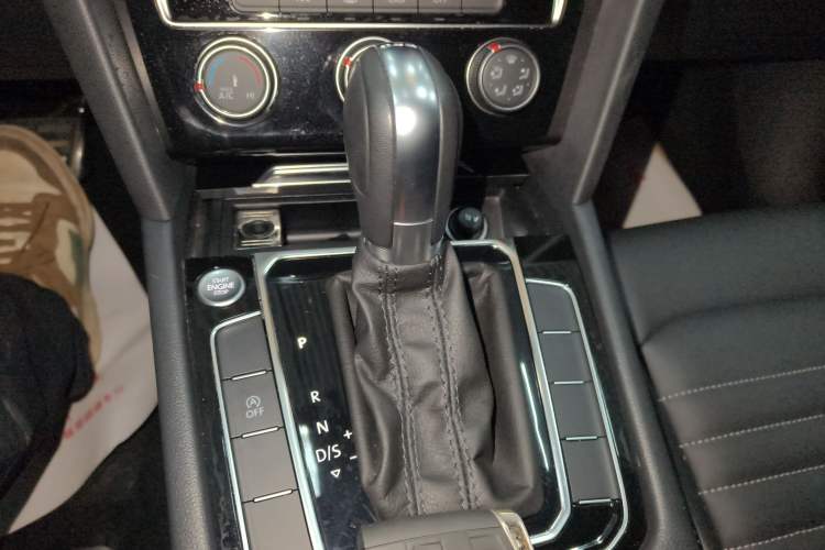 Used Volkswagen Magotan 2025 Zhongxiang Version 280TSI DSG Comfort Edition Gear Lever