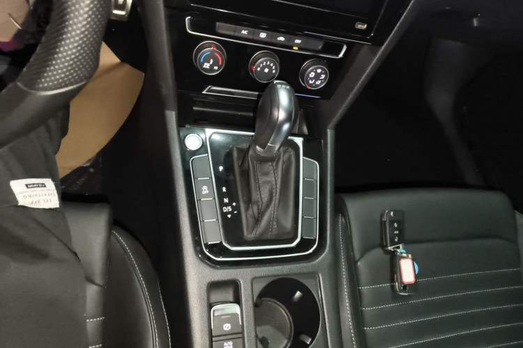 Used Volkswagen Magotan 2025 Zhongxiang Version 280TSI DSG Comfort Edition Gear Lever