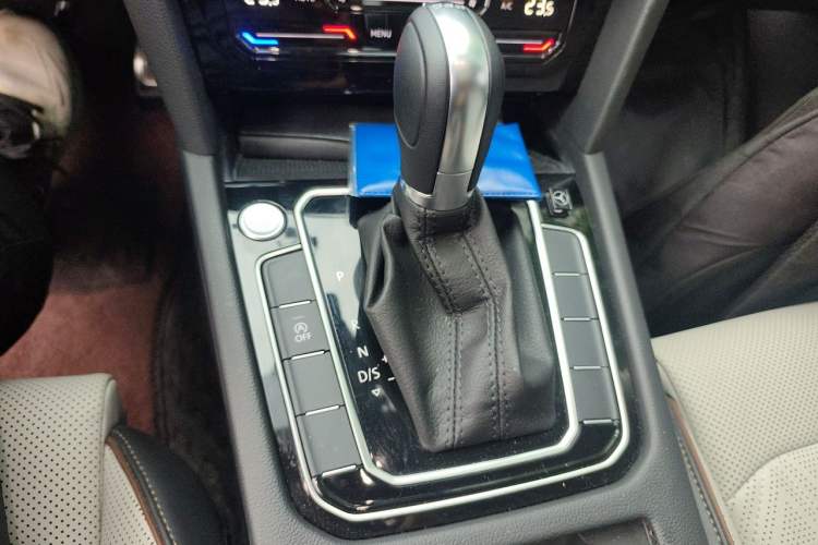 Used Volkswagen Magotan 2025 Zhongxiang Version 330TSI DSG Luxury Edition Gear Lever