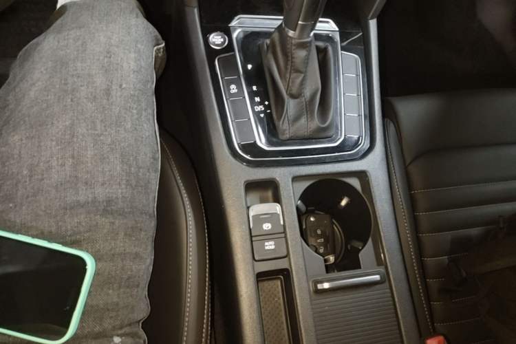 Used Volkswagen Magotan 2025 Zhongxiang Version 280TSI DSG Comfort Edition Gear Lever