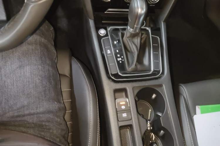 Used Volkswagen Magotan 2025 Zhongxiang Version 280TSI DSG Comfort Edition Gear Lever