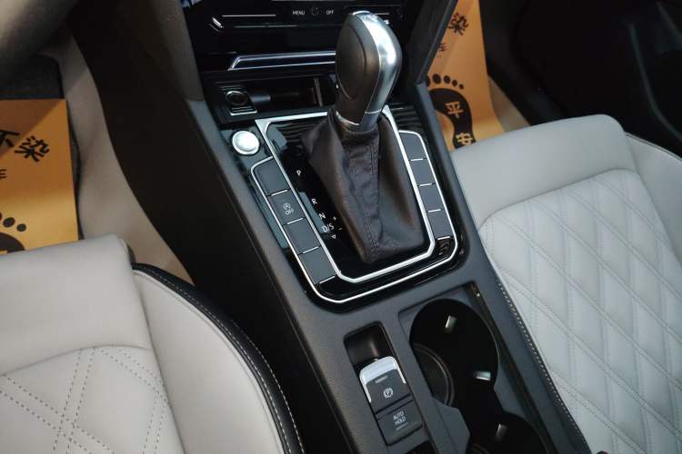 Used Volkswagen Magotan 2025 Zhongxiang Model 280TSI DSG Luxury Version Gear Lever