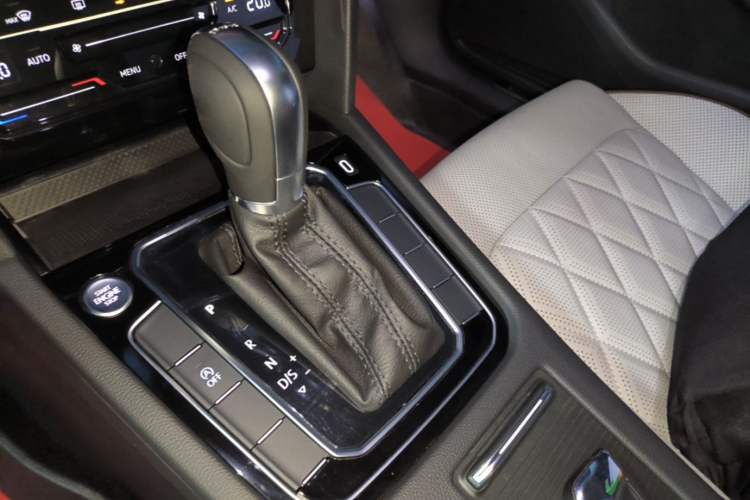 Used Volkswagen Magotan 2025 Zhongxiang Version 330TSI DSG Luxury Edition Gear Lever